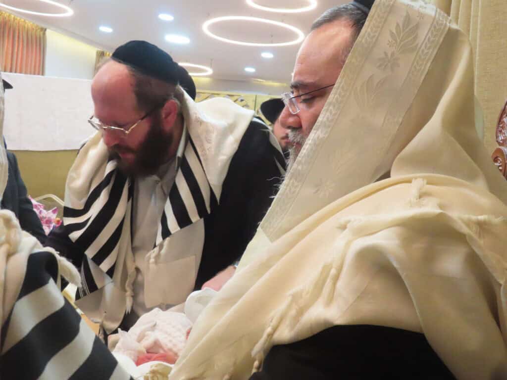 המוהל הרב דב קליין עם אב התינוק
