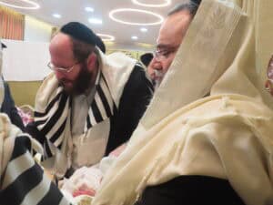 המוהל הרב דב קליין עם אב התינוק