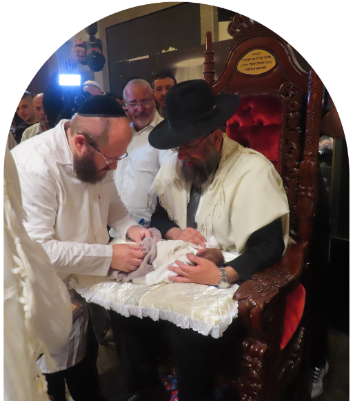 המוהל הרב דב קליין בביצוע ברית