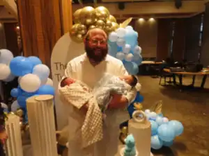 דב קליין עם תאומים לאחר ברית