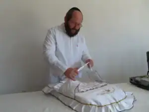 המוהל דב קליין עם כרית לברית מילה