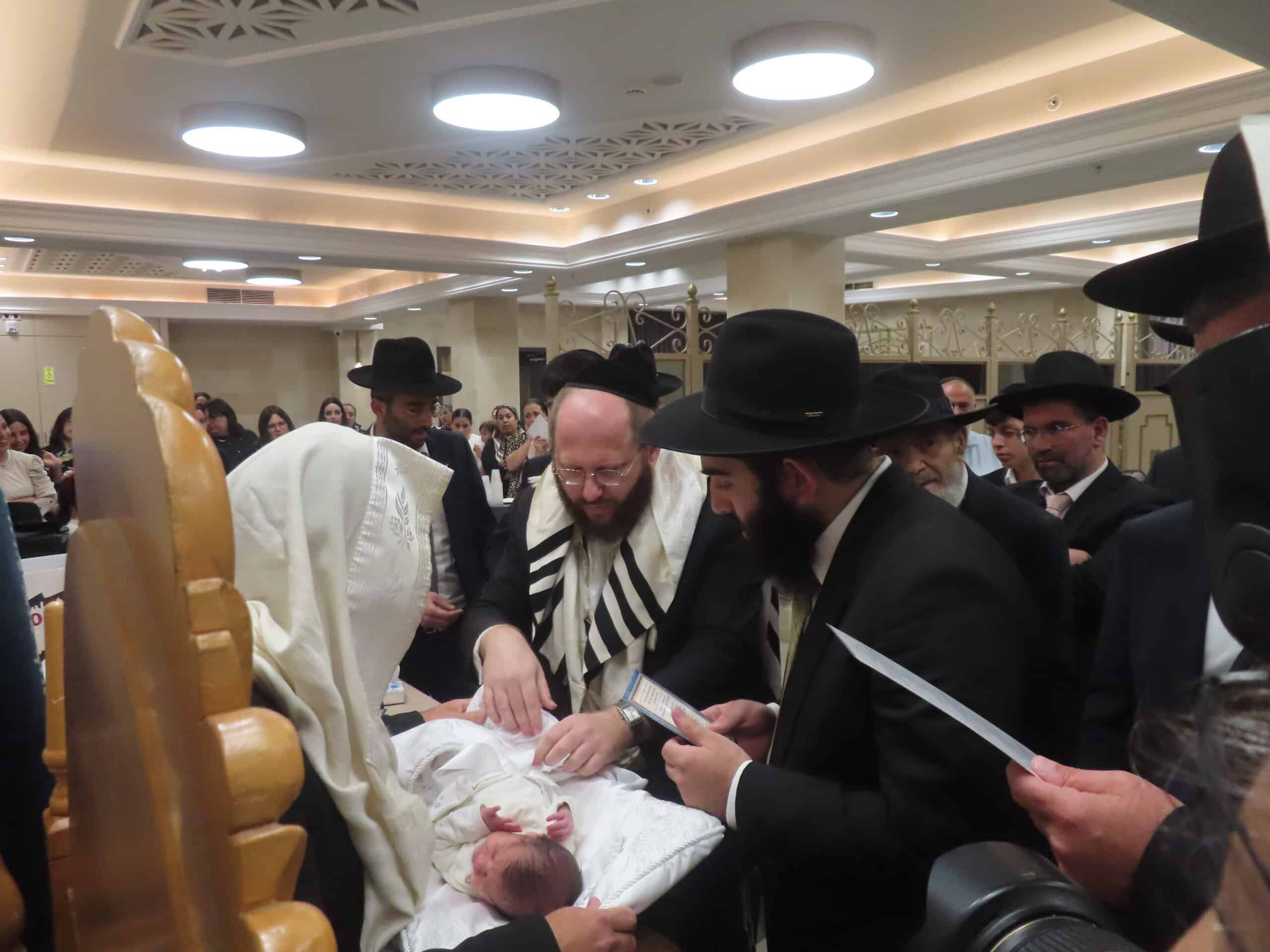 ברית ליד יבנה עם המוהל דב קליין