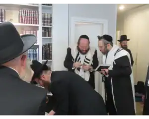 ברית ליד יבנה עם המוהל דב קליין