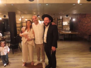 מוהל דב קליין מ.ר 975 עם הורים מאושרים אחרי ברית מילה רגועה. ליווי מקצועי והפחתת כאב לתינוק.