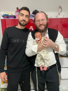 מוהל מוסמך דב קליין עם אב לתינוק, הסבר על שלבי הברית ומציצה באחריות רפואית והלכתית