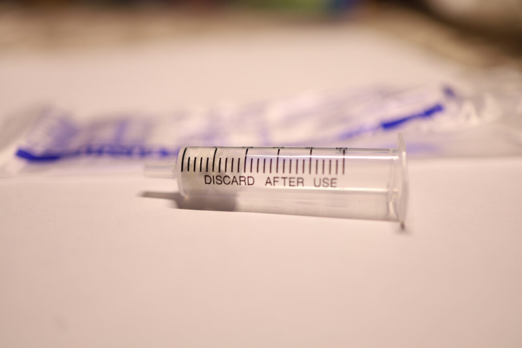 שיטות המציצה של המוהל דב קליין: שימוש באמצעים סטריליים וחד-פעמיים לקיום המצווה