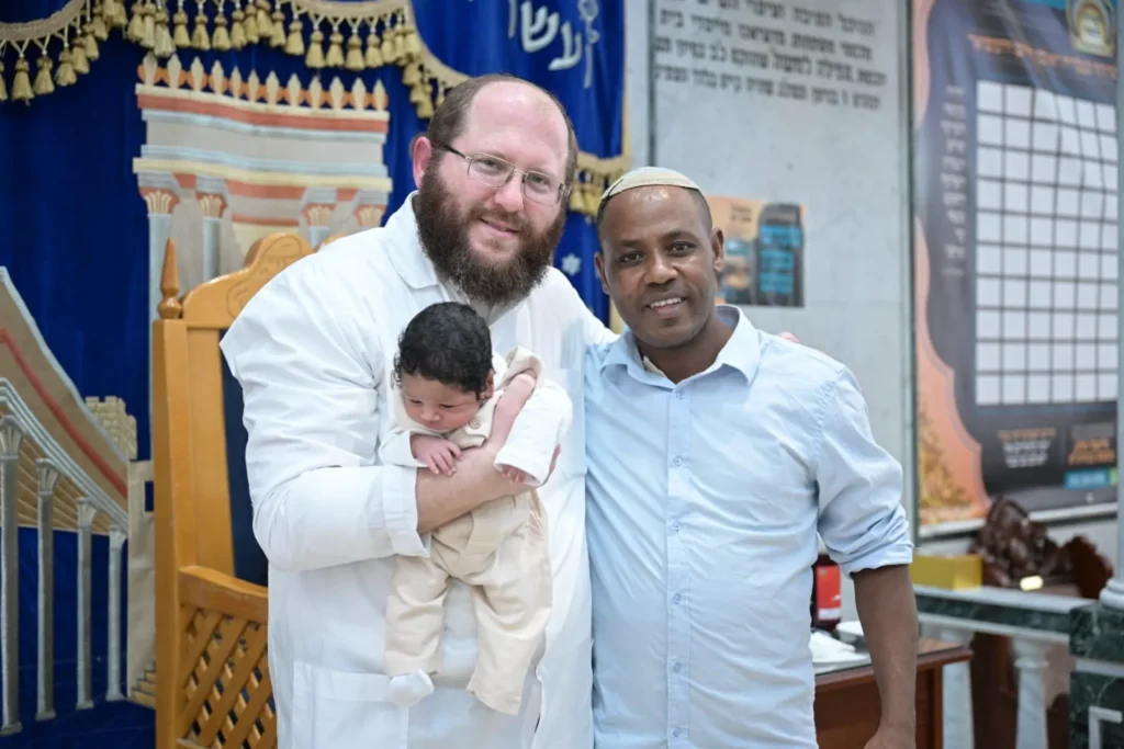 תינוק בריא ושלם לאחר לידה עם בליעת מי שפיר ברית מילה