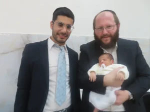 תינוק מצונן לפני ברית מילה עם ההורים בהתייעצות לפני הברית