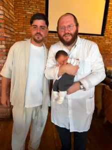 תינוק מחלים מדלקת בדרכי השתן לקראת ברית מילה