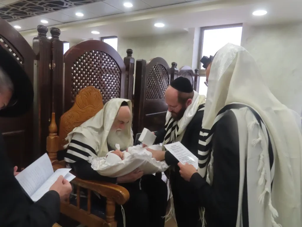מוהל מוסמך בתל אביב דב קליין במהלך טקס ברית מילה