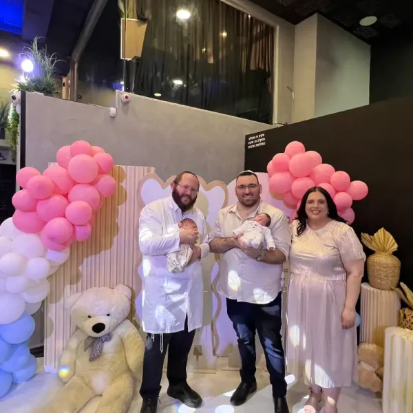 המוהל דב קליין מקיים טקס ברית מילה באולם בראשון לציון יחד עם הורי התינוק - רגע מרגש ומשפחתי